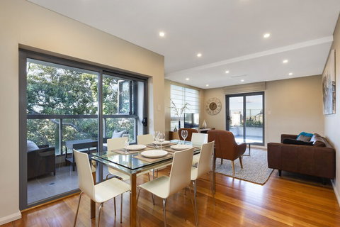 2 Bdrm North Sydney With Harbour Views - Accommodation Noosa 7