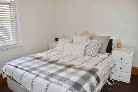 Charming Terrace House On Tree Lined Street - Accommodation Noosa 3