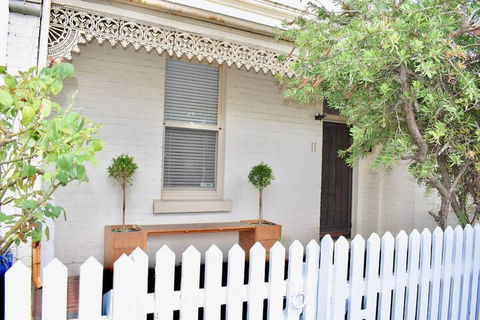Charming Terrace House On Tree Lined Street - Accommodation Noosa 1