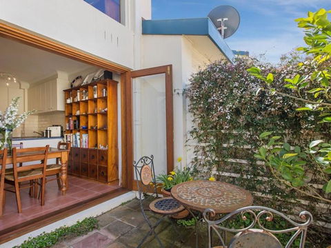 SEAVIEWS MORNINGTON.... - Accommodation Noosa 3