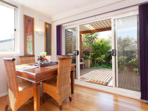 METRES TO THE BEACH MORNINGTON - Accommodation Noosa 1