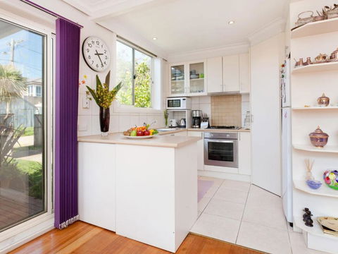 METRES TO THE BEACH MORNINGTON - Accommodation Noosa 2