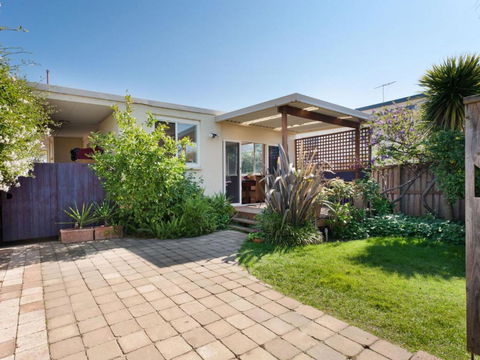 METRES TO THE BEACH MORNINGTON - Accommodation Noosa 4