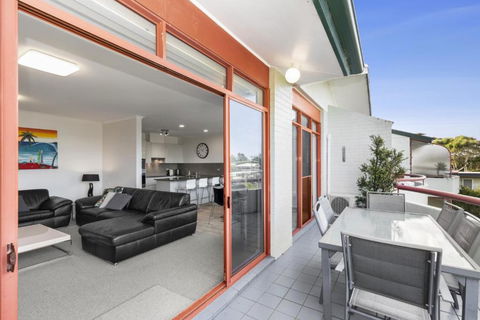 Fathoms Apartment 18 / 1a Mitchell Pde All Linen Provided - Accommodation Noosa 1