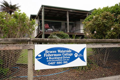 Bruces Waterside Units - Accommodation Noosa 2