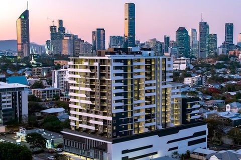 Linton Hotel - Accommodation Noosa 1