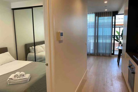 Modern 1 Bedroom Apartment South Yarra - Accommodation Noosa 4