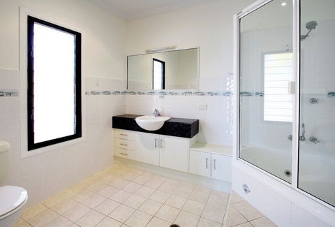 Hideaway Retreat Beach House With Pool - Accommodation Noosa 5