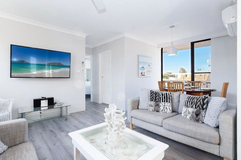 7 BELLEVUE 4 DONALD STREET RENOVATED UNIT WITH AIR CON VIEWS & CENTRAL TO CBD - Accommodation Noosa 2