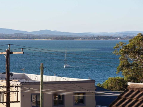 7 BELLEVUE 4 DONALD STREET RENOVATED UNIT WITH AIR CON VIEWS & CENTRAL TO CBD - Accommodation Noosa 1