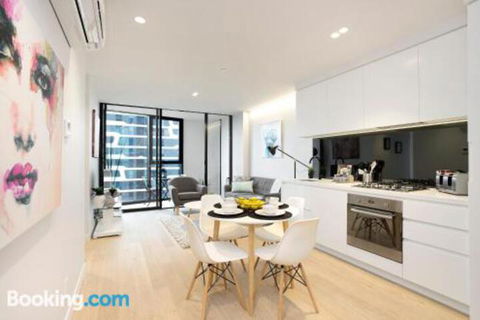 Complete Host CBD Lighthouse Apartments - Accommodation Noosa 2