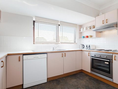 13 Carindale 19 Dowling Street Large Ground Floor Unit With Pool & Tennis Court - Accommodation Noosa 5