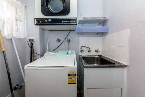 Sunset Towers Unit 2 / 25 Donald Street - Accommodation Noosa 1