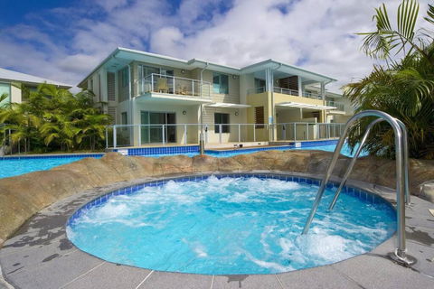 Pacific Blue Pool Spa & More Available In Complex! - Accommodation Noosa 1