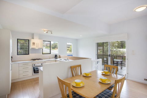 1 / 31 Ocean Street A Relaxing Coastal Retreat - Accommodation Noosa 4