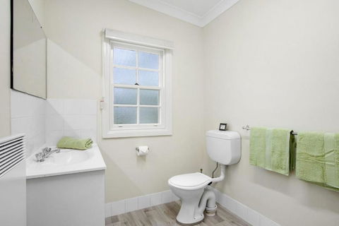 THE TEACHERS COTTAGE - Accommodation Noosa 2