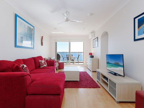 1 Kiah 53 Victoria Parade Stunning Views Wifi Aircon Just Across The Road To The Water - Accommodation Noosa 4