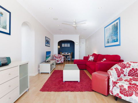 1 Kiah 53 Victoria Parade Stunning Views Wifi Aircon Just Across The Road To The Water - Accommodation Noosa 2