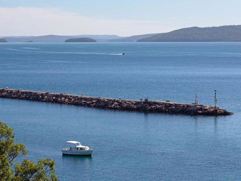 1 Kiah 53 Victoria Parade Stunning Views Wifi Aircon Just Across The Road To The Water - Accommodation Noosa 3