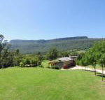 Bottlebrush Lodge Great views  a pool