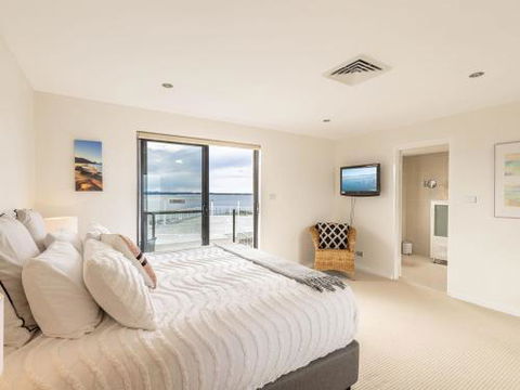 15 Dolphin Cove 2 6 Government Rd Stunning Penthouse With Views Lift & Ducted Air Conditioning - Accommodation Noosa 2