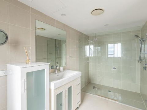 15 Dolphin Cove 2 6 Government Rd Stunning Penthouse With Views Lift & Ducted Air Conditioning - Accommodation Noosa 4