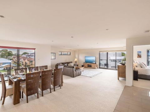 15 Dolphin Cove 2 6 Government Rd Stunning Penthouse With Views Lift & Ducted Air Conditioning - Accommodation Noosa 3
