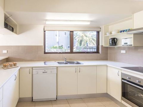 16 Carindale 19 23 Dowling St. Ground Floor Foxtel Pool & Tennis Court - Accommodation Noosa 2
