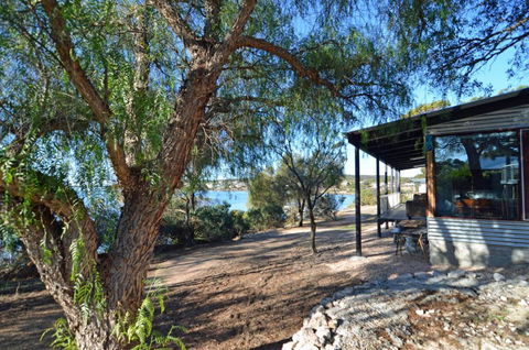 CDC 625 Beach House Incl.rear 2BR Studio - Accommodation Noosa 3