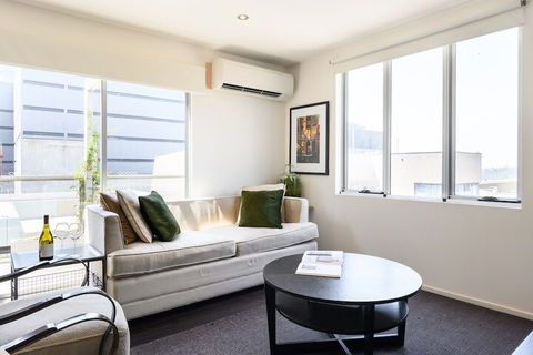 OLIVER Laneway Art Fed Square & Top Restaurants - Accommodation Noosa 2