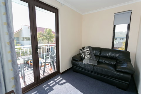 Dolphin Lodge - Accommodation Noosa 2