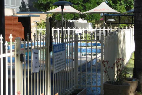 Sandors Motor Inn - Accommodation Noosa 2