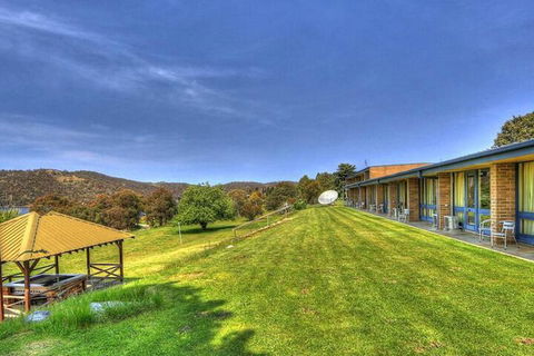 Lake Jindabyne Hotel - Accommodation Noosa 2