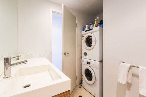 RIVER, 1BDR Melbourne Apartment - Accommodation Noosa 5