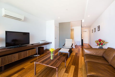 RIVER, 1BDR Melbourne Apartment - Accommodation Noosa 0
