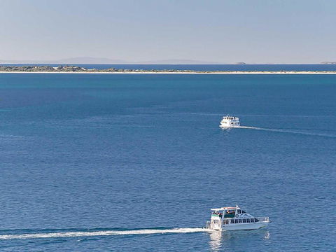 6 Skyline 12 Thurlow Avenue Foxtel & Aircon - Accommodation Noosa 3