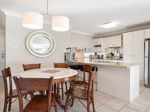 6 Skyline 12 Thurlow Avenue Foxtel & Aircon - Accommodation Noosa 2