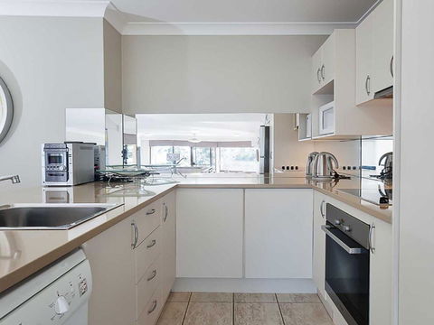 6 Skyline 12 Thurlow Avenue Foxtel & Aircon - Accommodation Noosa 1