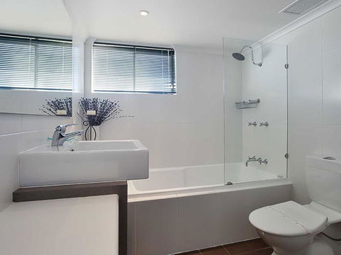 6 Skyline 12 Thurlow Avenue Foxtel & Aircon - Accommodation Noosa 6