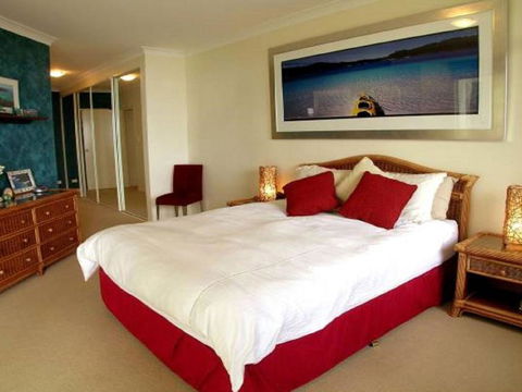 2 Magnus Pines 52 56 Magnus Street Stunning Unit With Aircon Water Views & Foxtel - Accommodation Noosa 1