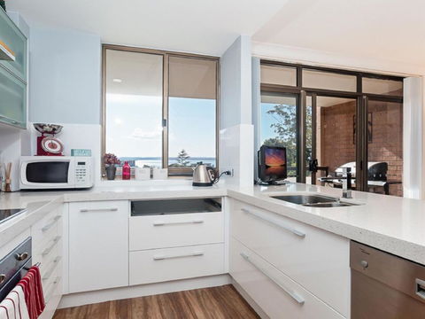 23 The Commodore 9 11 Donald Street Delightful Unit With Gorgeous Water Views - Accommodation Noosa 6