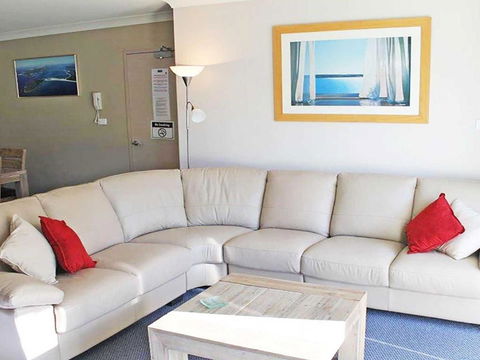 2 Seashells 21 23 Magnus Street Pool Lift Aircon - Accommodation Noosa 5