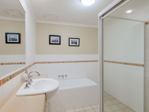 1 SEASHELLS 21 23 MAGNUS STREET â€“ WIFI POOL LIFT & AIR CONDITIONING - Accommodation Noosa 3