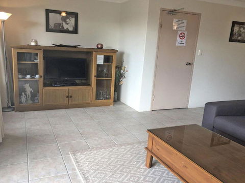 2 Tradewinds 110 Victoria Parade Fantastic Unit With Waterviews & Close To The Marina - Accommodation Noosa 5
