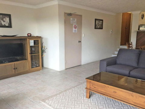 2 Tradewinds 110 Victoria Parade Fantastic Unit With Waterviews & Close To The Marina - Accommodation Noosa 6