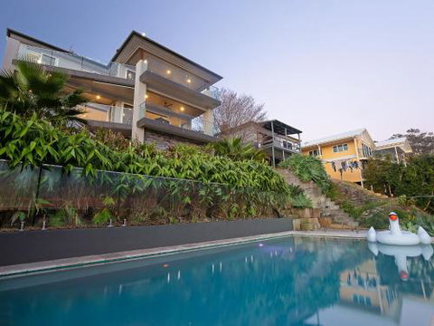 Absolute Waterfront Lakehouse Fishing Point Waterfront Pool Jetty - Accommodation Noosa 0
