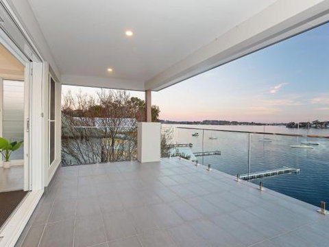 Absolute Waterfront Lakehouse Fishing Point Waterfront Pool Jetty - Accommodation Noosa 4