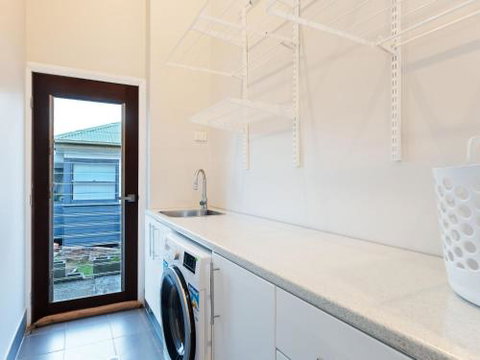 Absolute Waterfront Lakehouse Fishing Point Waterfront Pool Jetty - Accommodation Noosa 1