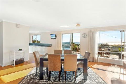 TASSIE SEASIDE SERENITY LAbode Accommodation - Accommodation Noosa 4