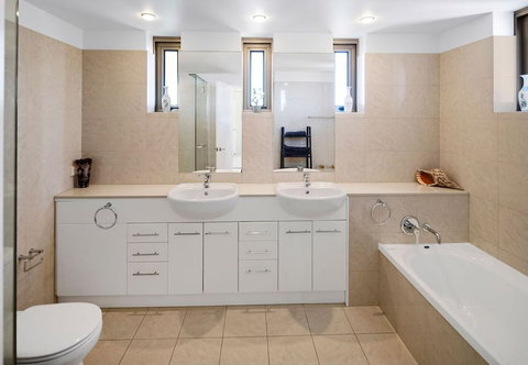 Luxury 3BR Apt With Incredible Views - Accommodation Noosa 3